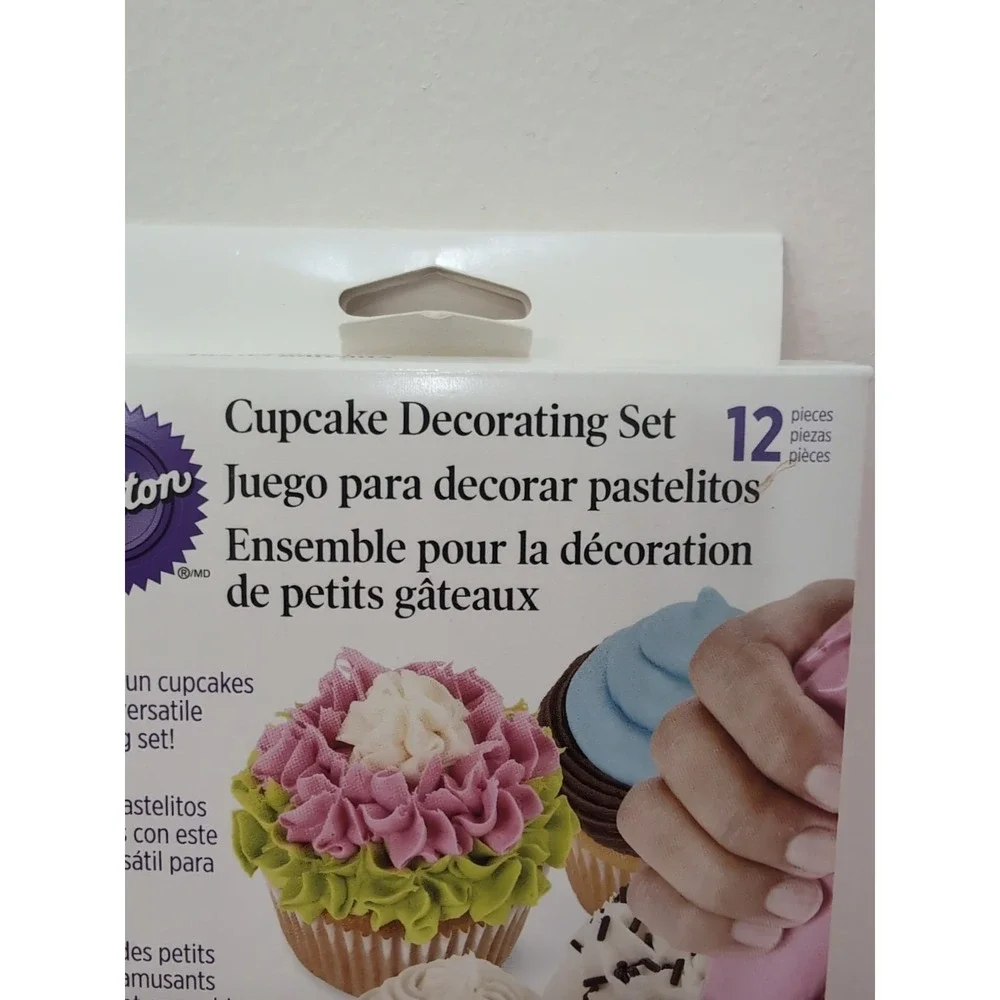 Wilton 12‎ Piece Cupcake Frosting Cake Cookie Decorating Set Kit Tips Bags NEW